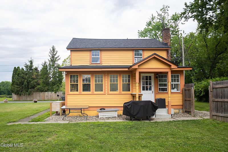 3rd image of 338 Riverbend Road
