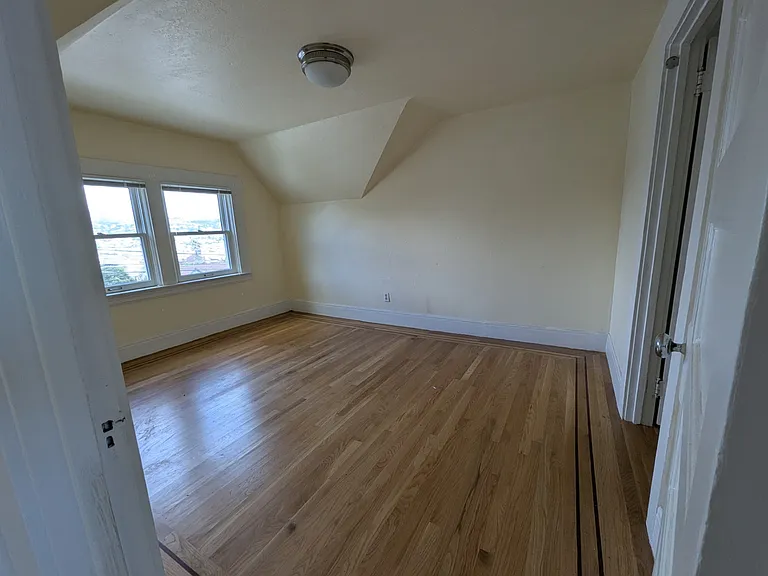 500-502 Russia Ave — Photo 5
