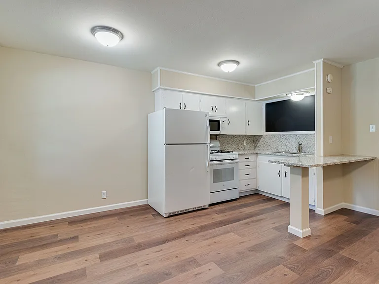 601 W College St — Photo 21