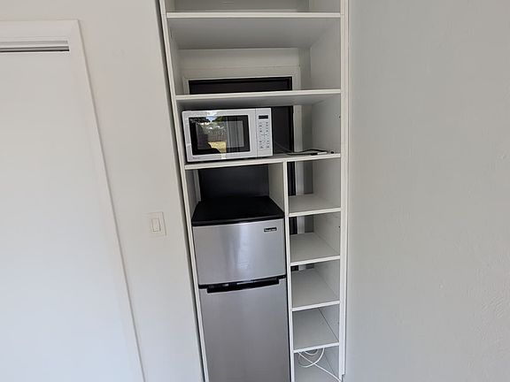 3rd image of 901 NE 16th Ave APT 8