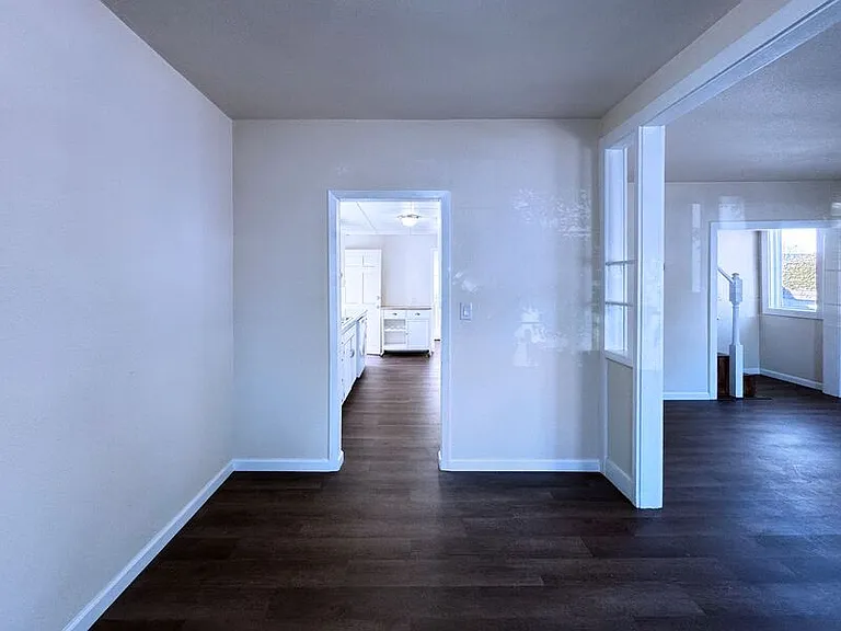 950 Clark St — Photo 13