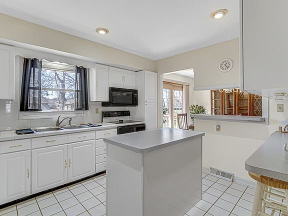 4th image of 3951 S Lakeshore Dr