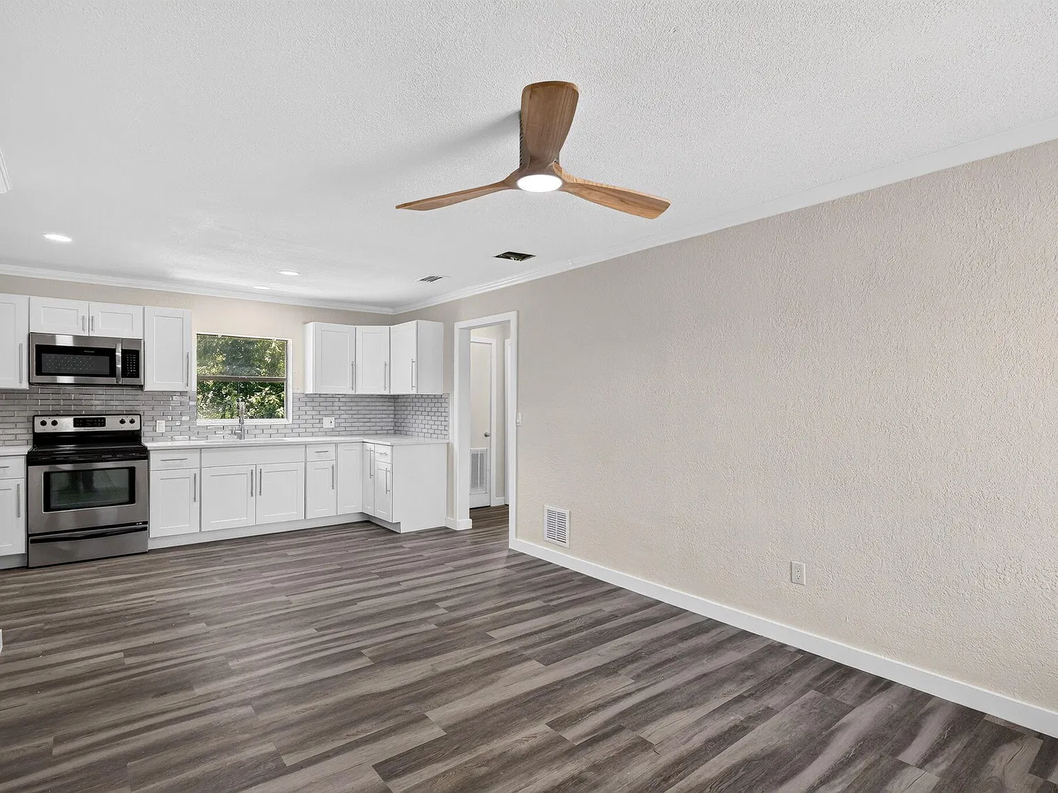 2 bed, 1.0 bath, 816 sqft, $1,900 — Photo 4