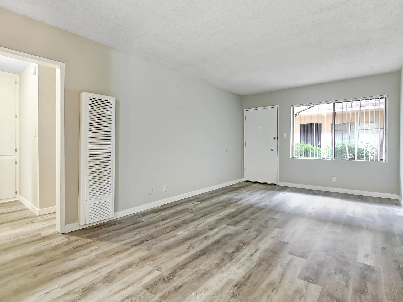 4733 Orion Ave — Photo 4