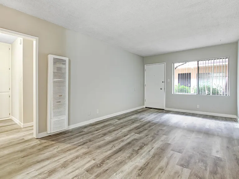 4733 Orion Ave — Photo 2