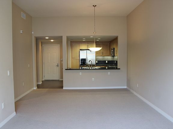 4th image of 931 E Walnut St Unit 609