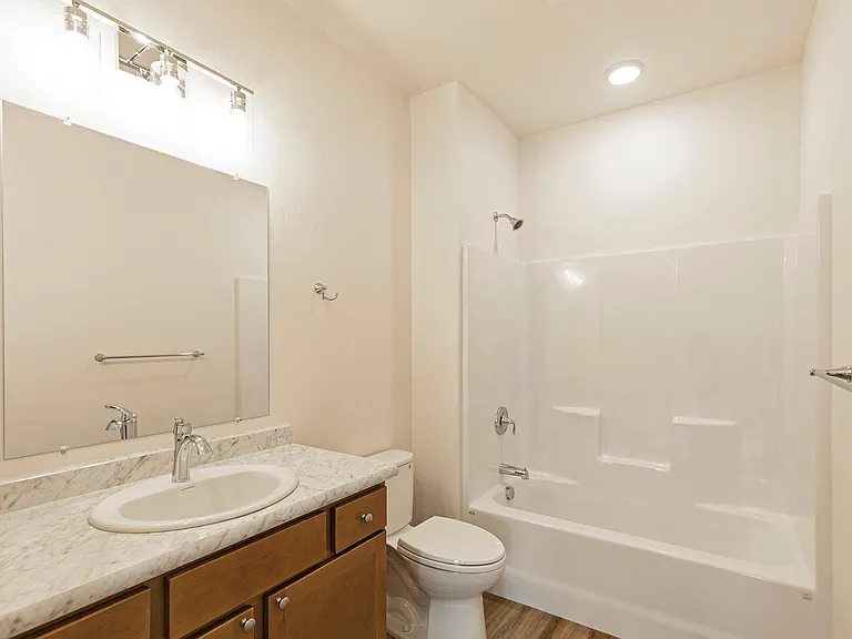 909 Poplar St #B — Photo 15