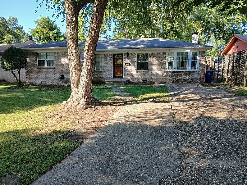 3 bed, 1.5 bath, 1000 sqft, $1,200 — Photo 1
