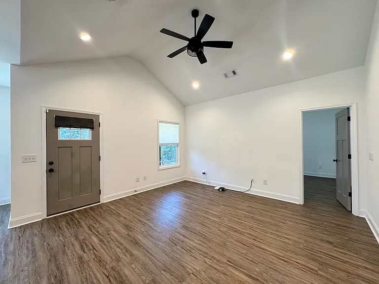 Living Area - 13'7"x14'9"