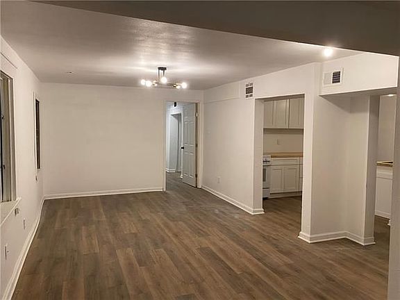 3rd image of 4311 Fontainebleau Dr Unit B