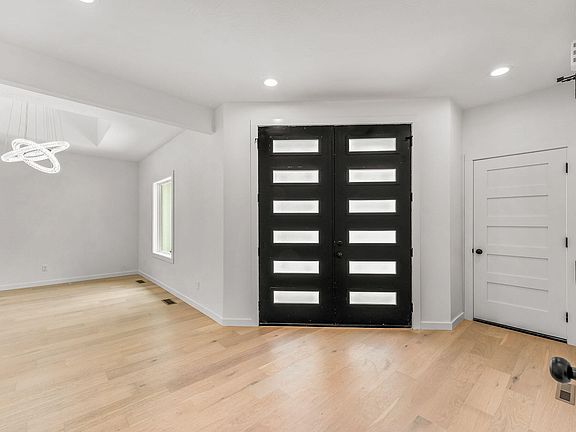 3rd image of 1822 E Skyline Avenue