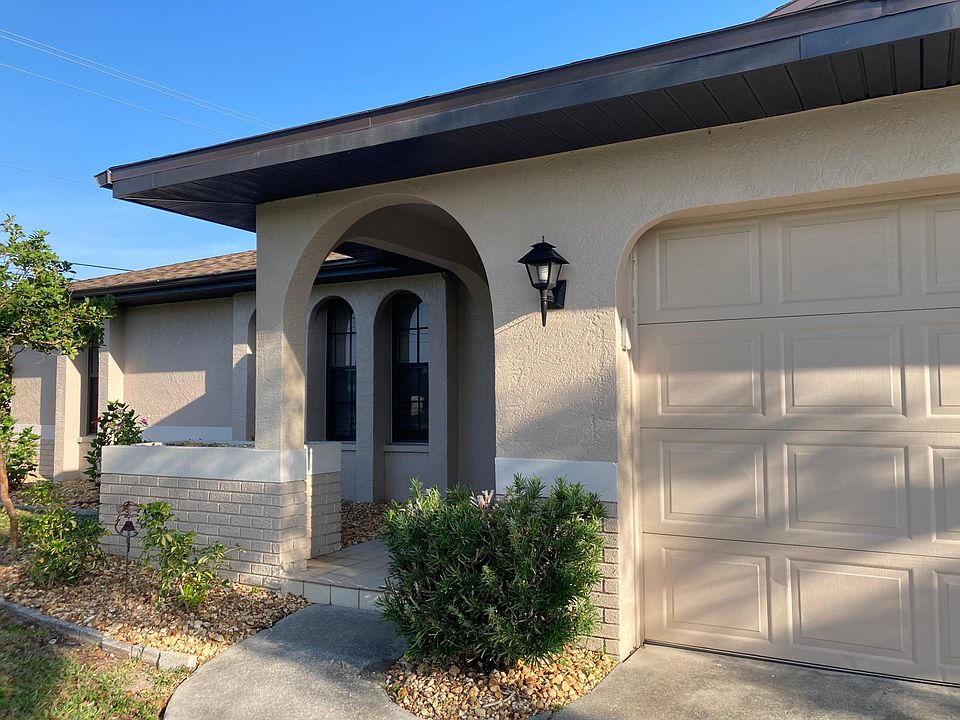 Front of house with 2 car garage