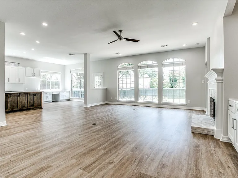 1270 Lakeway Dr — Photo 7