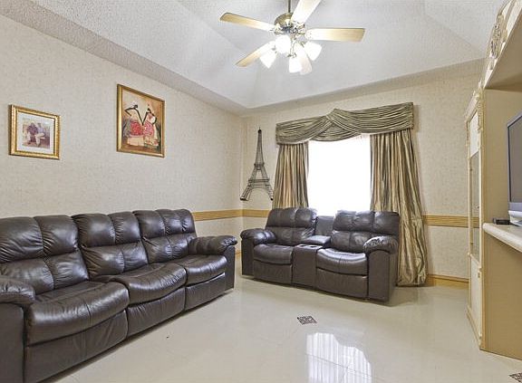 4th image of 808 E Tulipan St