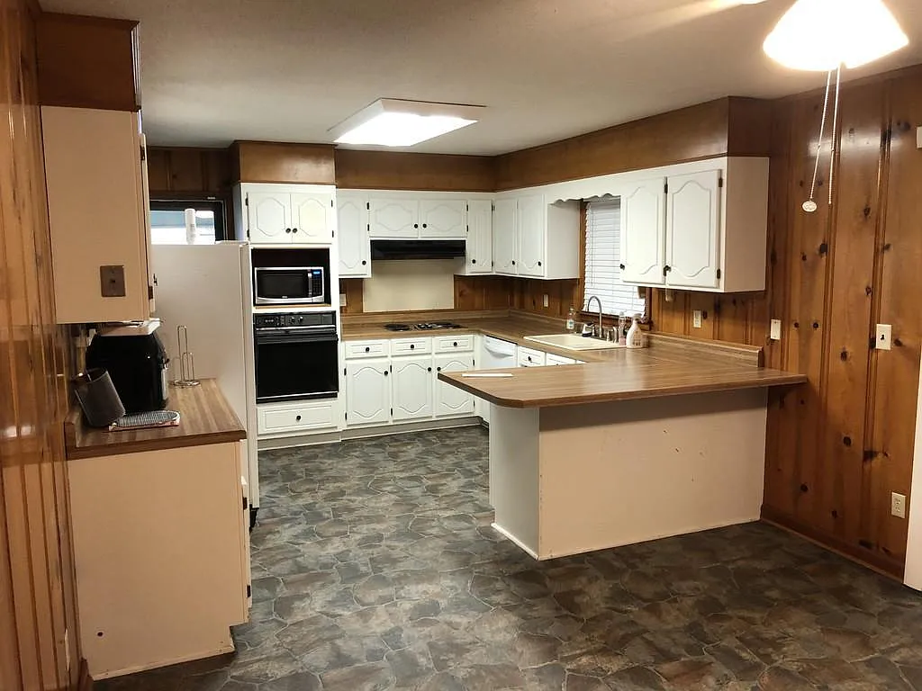 915 Eisenhower Dr — Photo 4