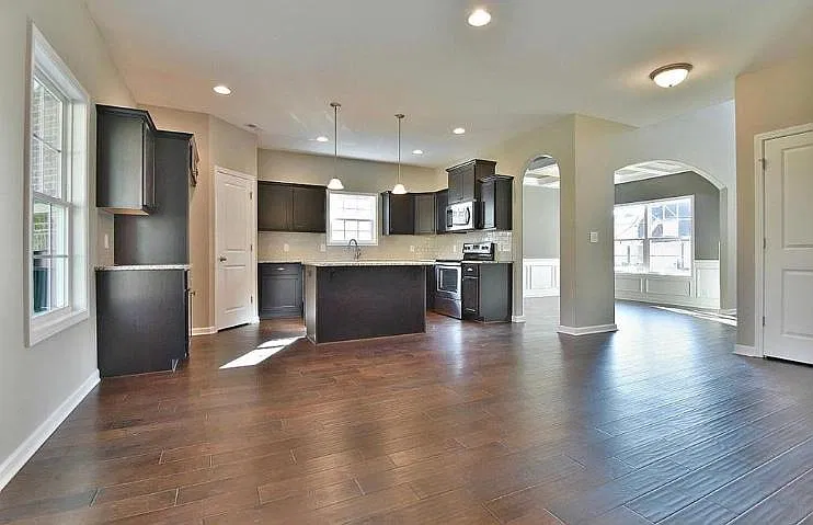 4 bed, 2.5 bath, 2347 sqft, $3,500 — Photo 4