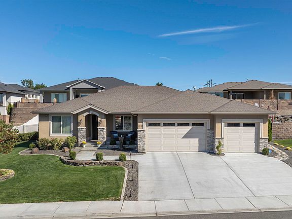 2nd image of 2442 Woods Dr
