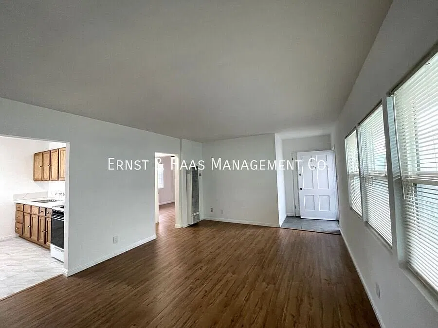 Lovely Beachside 1-Bedroom Apartment in a Classic Art Deco Building! — Photo 2
