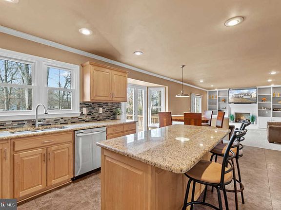 5th image of 3733 Hetten Ln