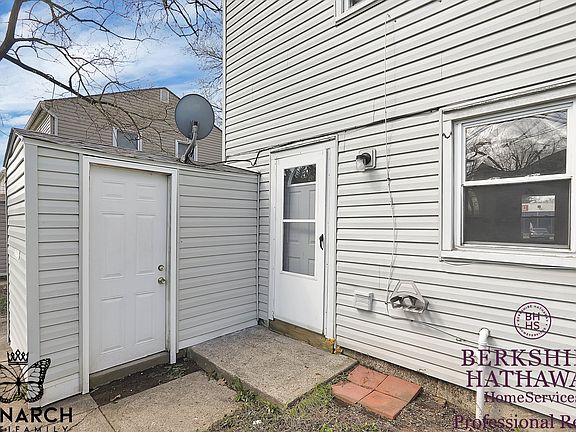 3rd image of 702 S Hamilton Rd #1
