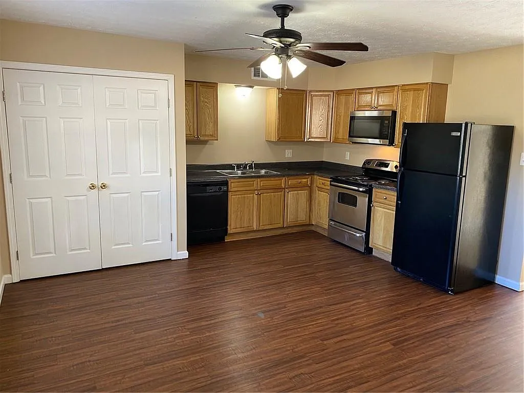 3 bed, 1.0 bath, 1300 sqft, $1,375 — Photo 4