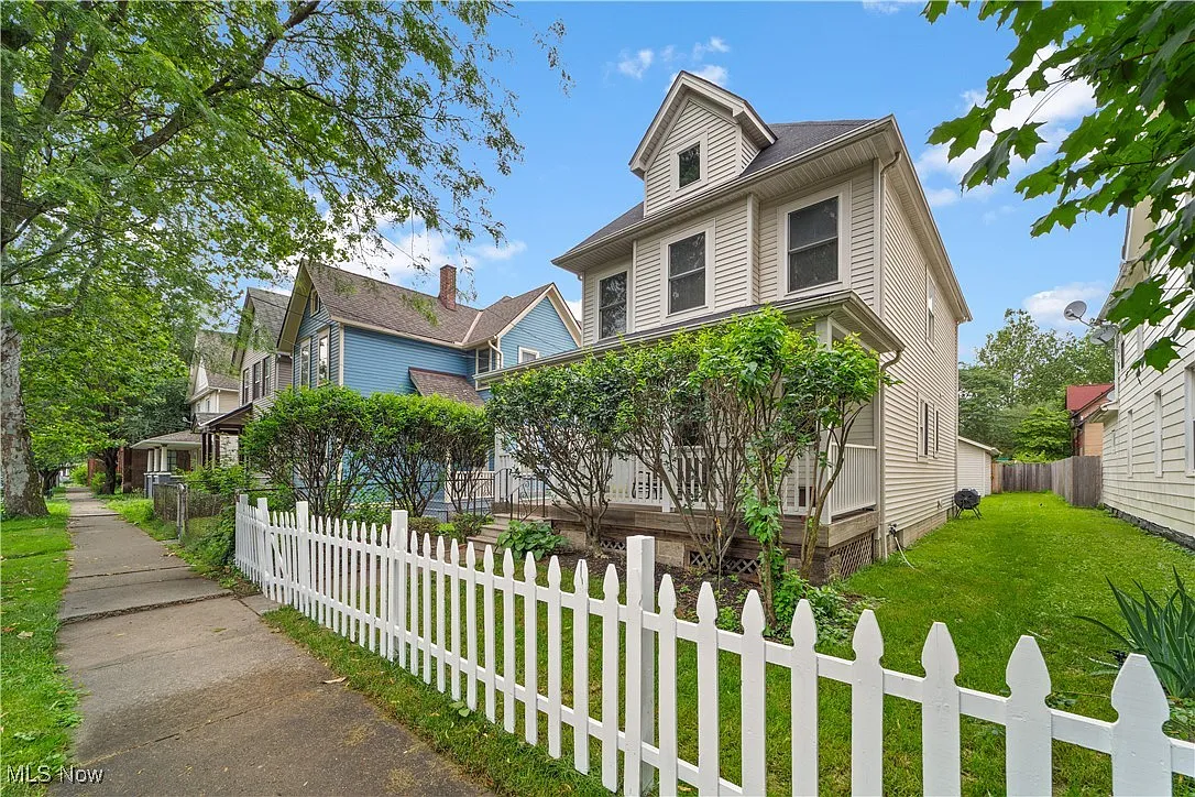 2012 Clover Ave photo 1