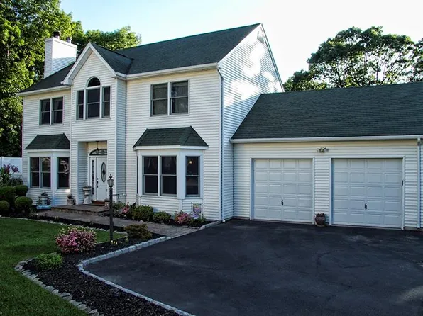 26 Franklin Road, Sound Beach, NY 11789