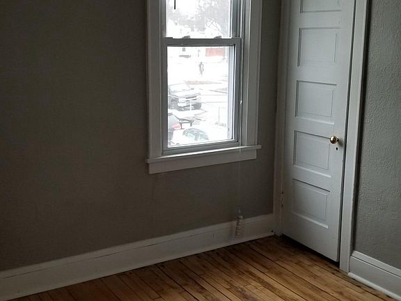 4th image of 856 Thomas Ave