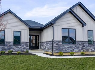 9327 Rochelle Ln, Centerville, OH 45458