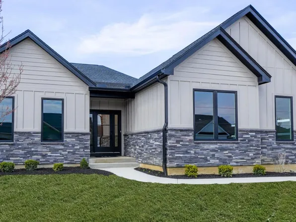 9327 Rochelle Ln, Centerville, OH 45458