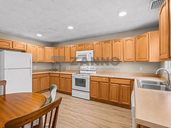 3rd image of 498 Park Ave