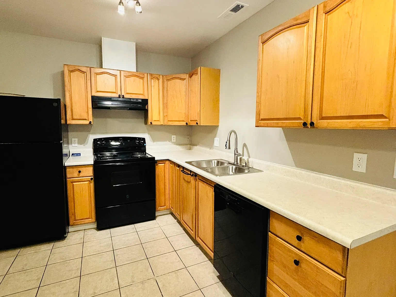 3 bed, 1382 sqft, $2,095 — Photo 2
