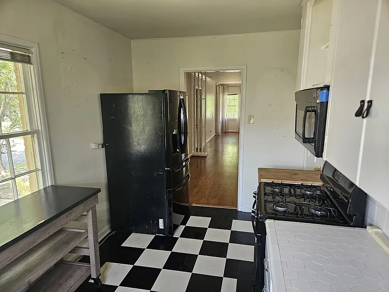 3736 W Beverly Dr — Photo 2
