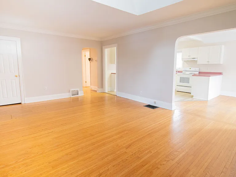 416 Niagara St — Photo 3