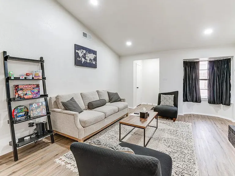 2912 Pegasus Dr — Photo 5
