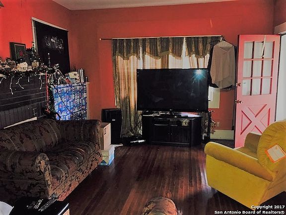 3rd image of 346 E Hermitage Ct
