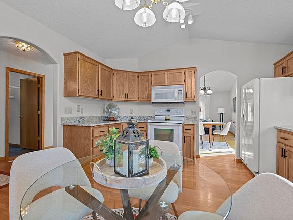 5th image of 819 Moonlight Pl