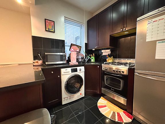 4th image of 42 Bank St APT 41
