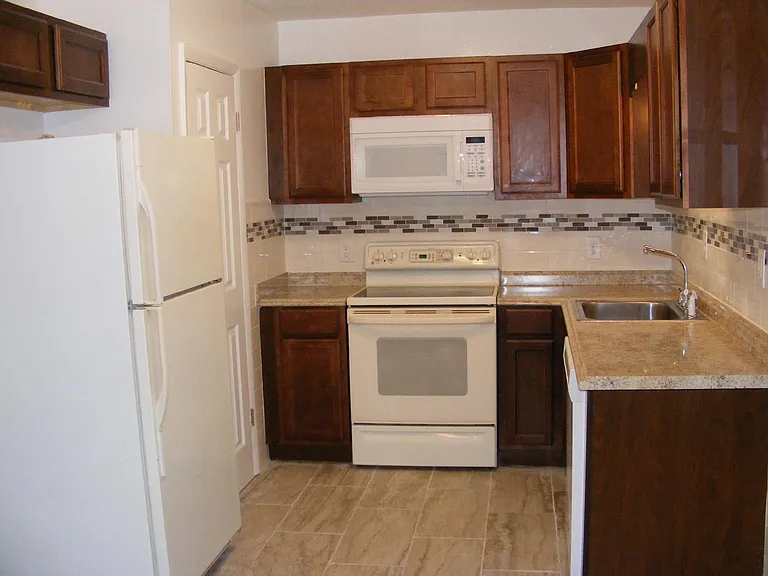 2334 Lewis St — Photo 1
