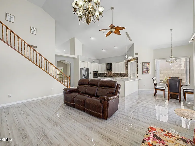 1015 E Irma Ln — Photo 9