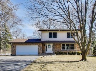 2220 Hanlon Rd, Libertyville, IL 60048