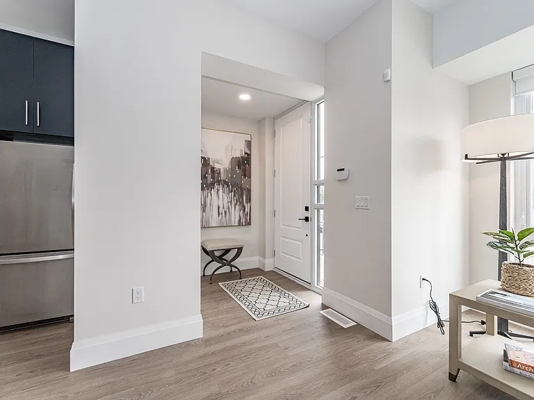 460 Columbia St W — Photo 163