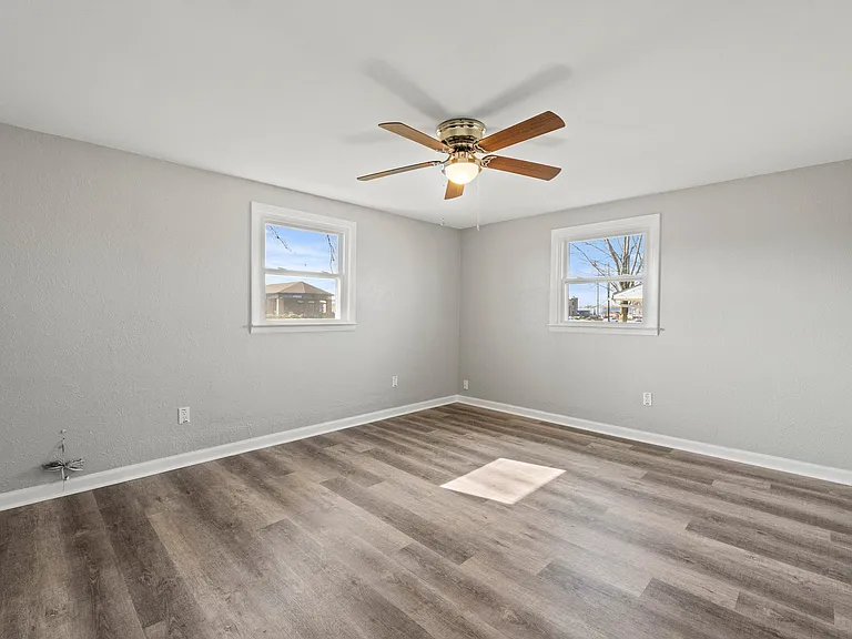 1514 W Dupont Rd — Photo 4