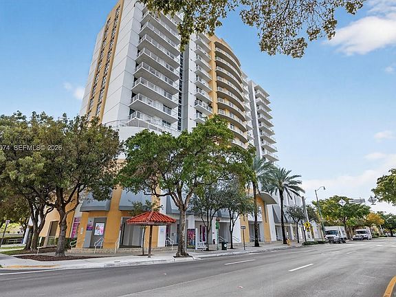 2nd image of 900 SW 8th St APT 505