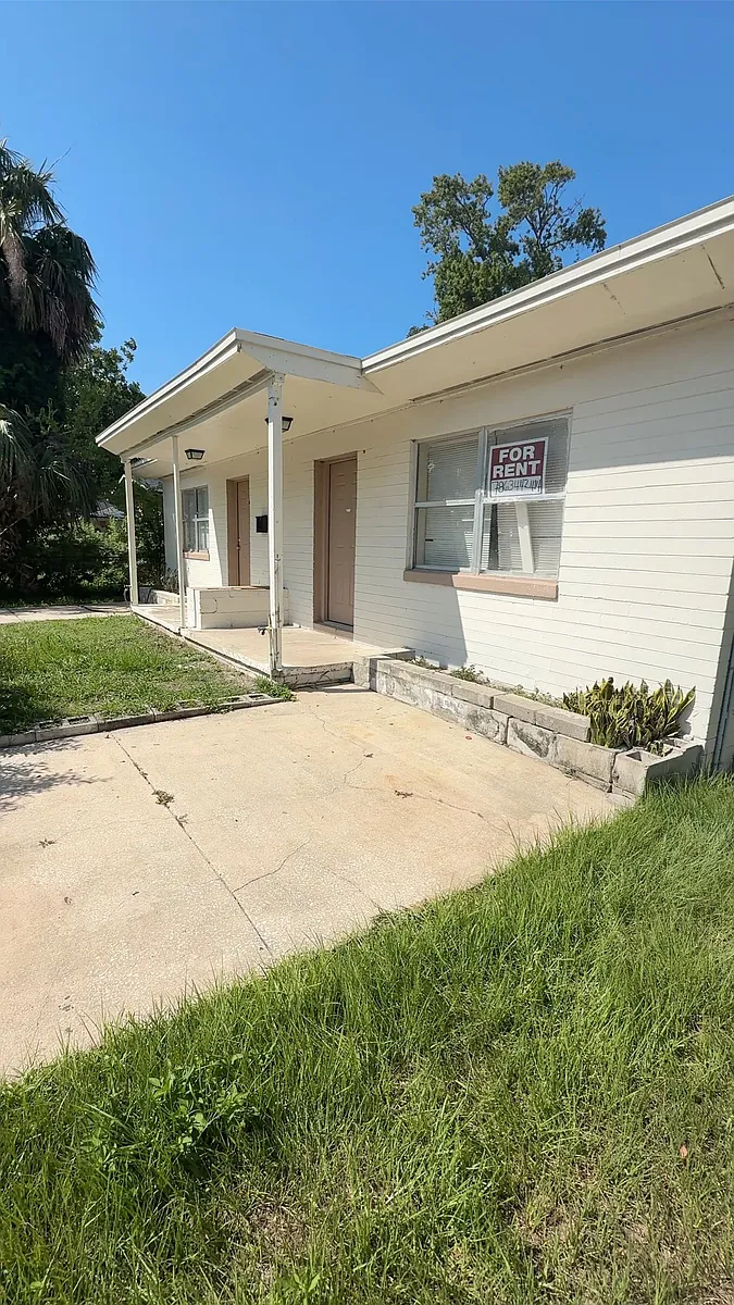 Photo 1 of 2 - 425 Jefferson St #2 - Daytona Beach, FL Primary Photo - 425 Jefferson St #2