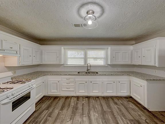 3rd image of 6614 Woodrow St