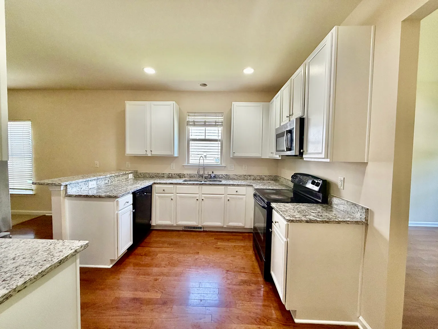 4 bed, 2282 sqft, $2,150 — Photo 4