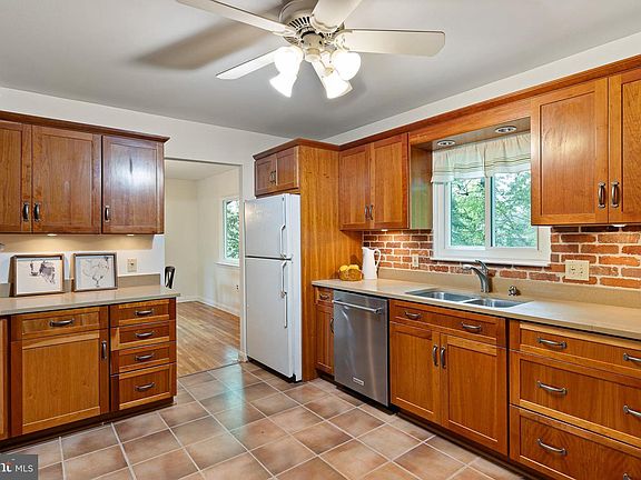 5th image of 2303 Magnolia Dr