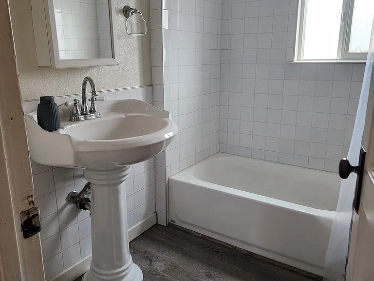 870 S Stone Ave — Photo 5