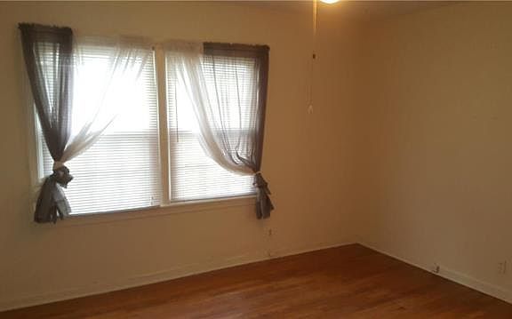 3rd image of 719 W 84th Ter